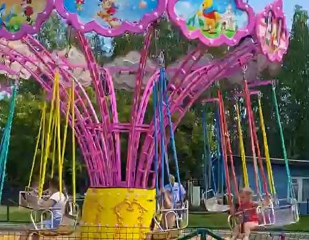 Chain carrousel attraksje yn it Russyske park