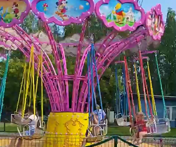 Chain carrousel attraksje yn it Russyske park