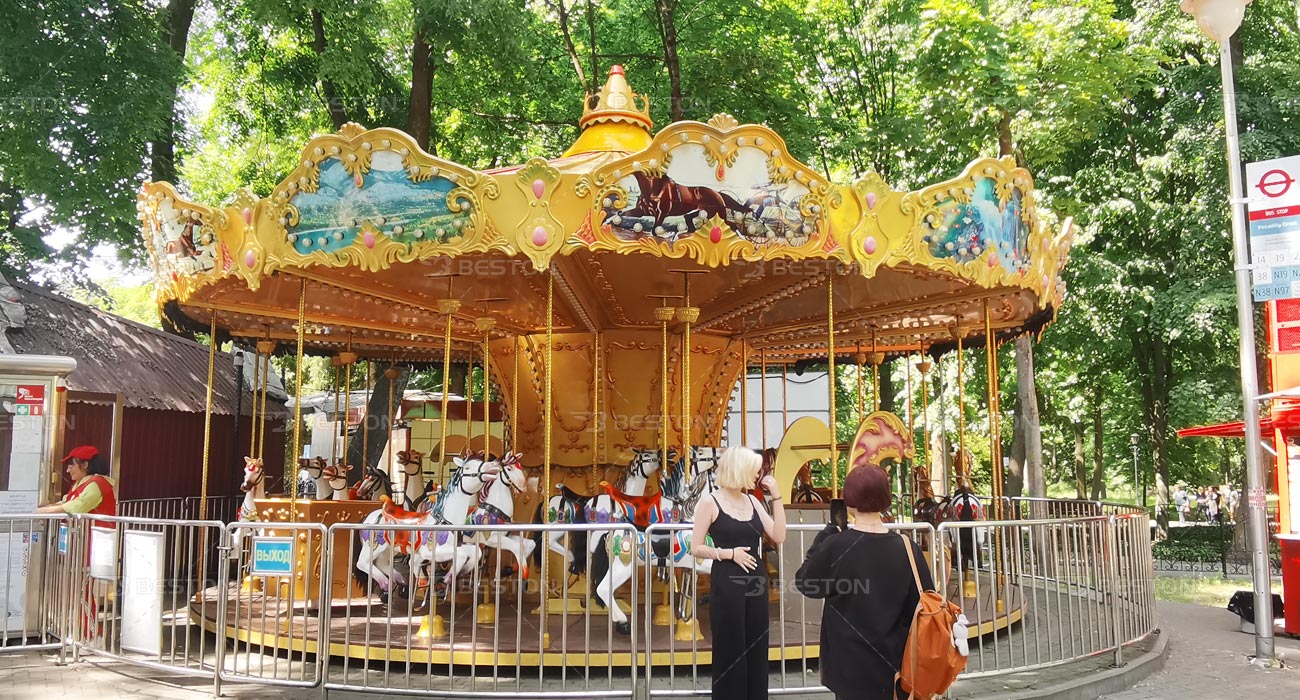 Svadebnaya karusel' v parke Belarusi