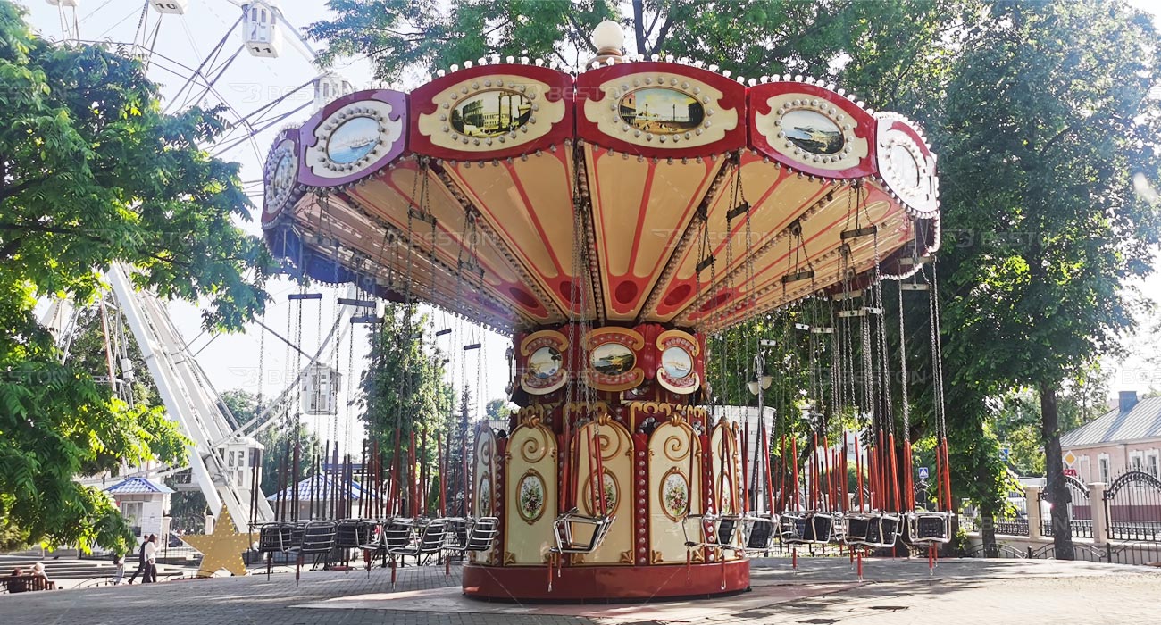 Tsepochnaya karusel' v parke Belarusi