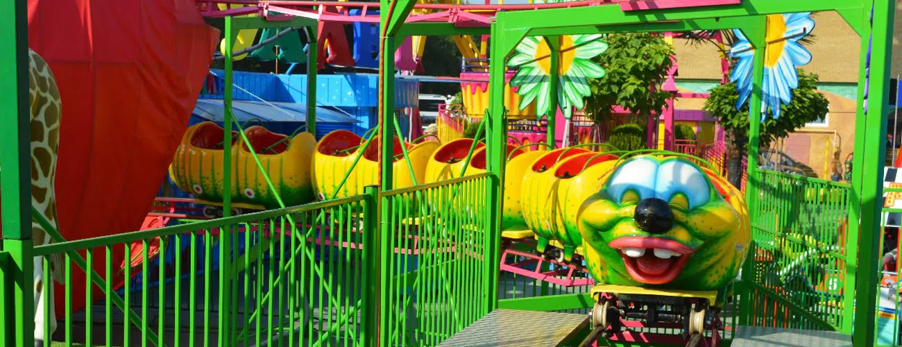 Гусеница Аттракцион: Уникальная форма конструкции