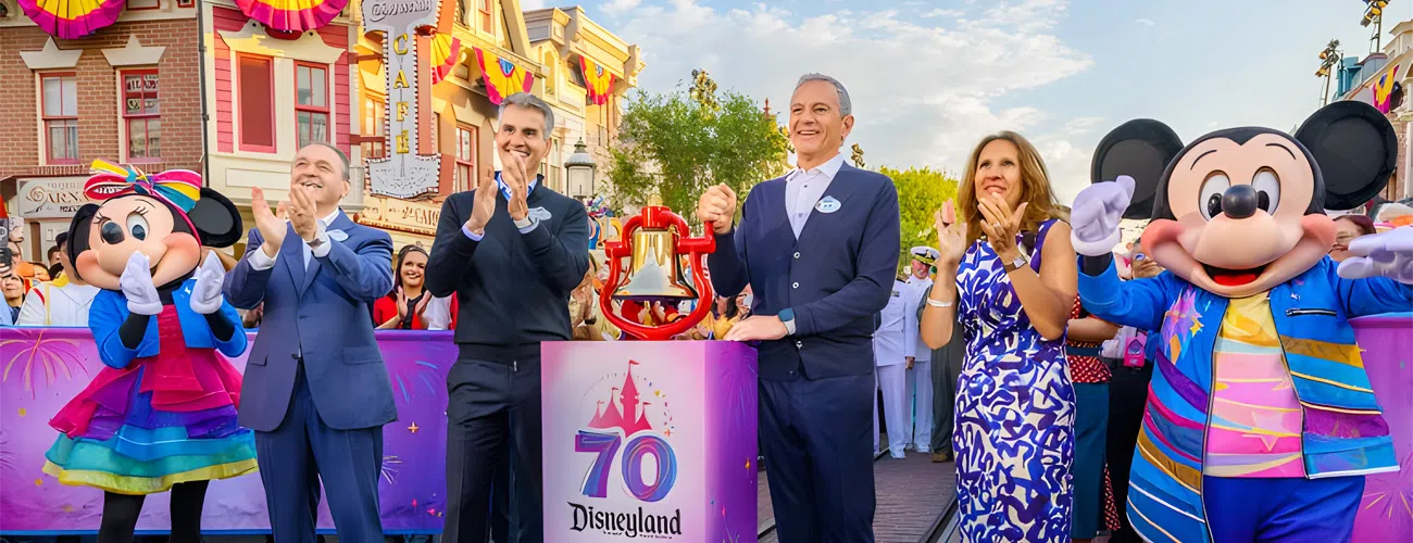 Церемония удара в колокол в честь 70-летия Диснейленда