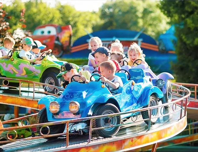 Дети катаются на детских американских горках