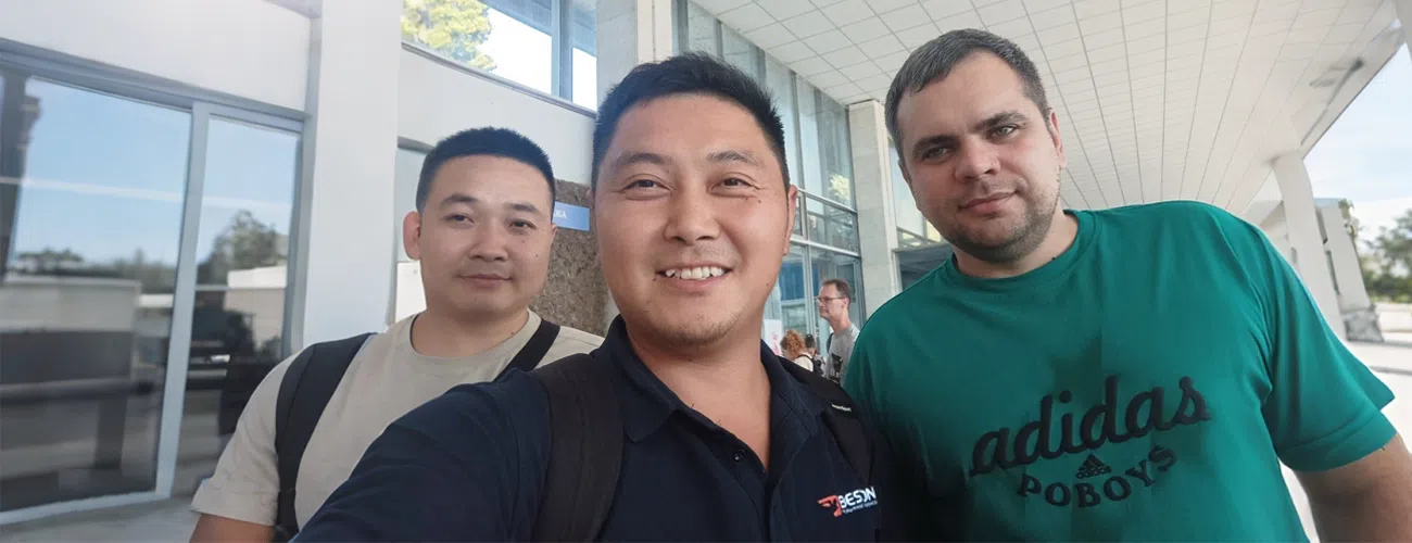 Фотография инженеров BESTON RIDES с российскими клиентами