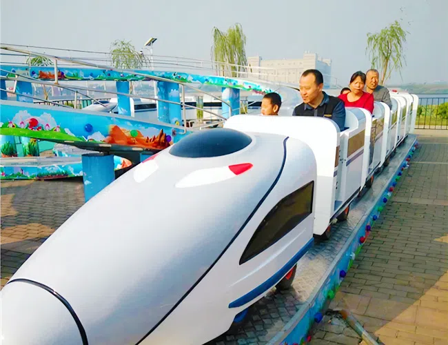 Семьи катаются на детских американских горках