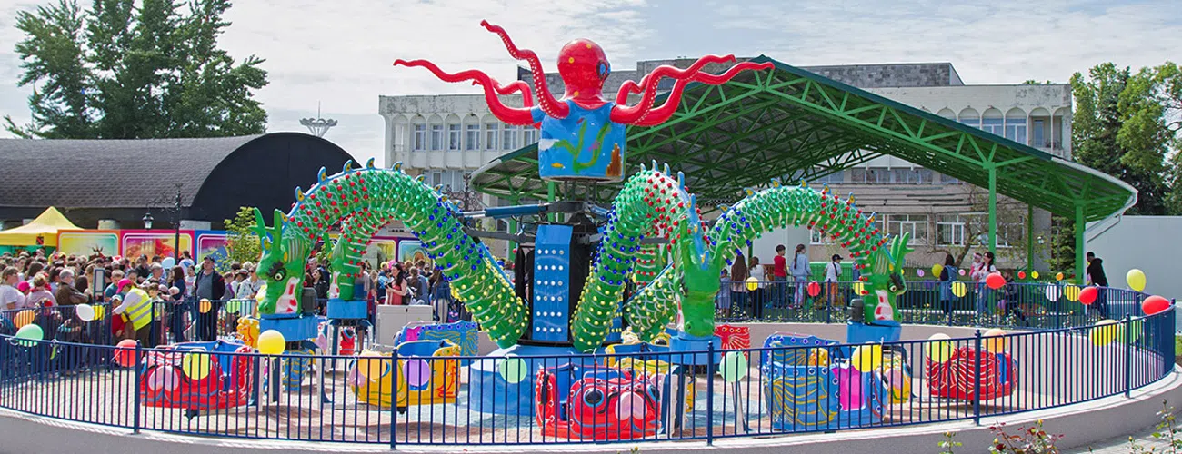 Аттракцион Осьминог в парке «Чудо-град», Молдова