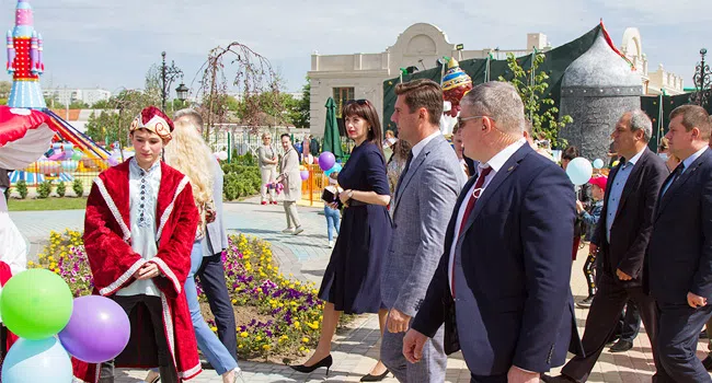 Почотные гости и представители власти на открытии парка Чудо-град