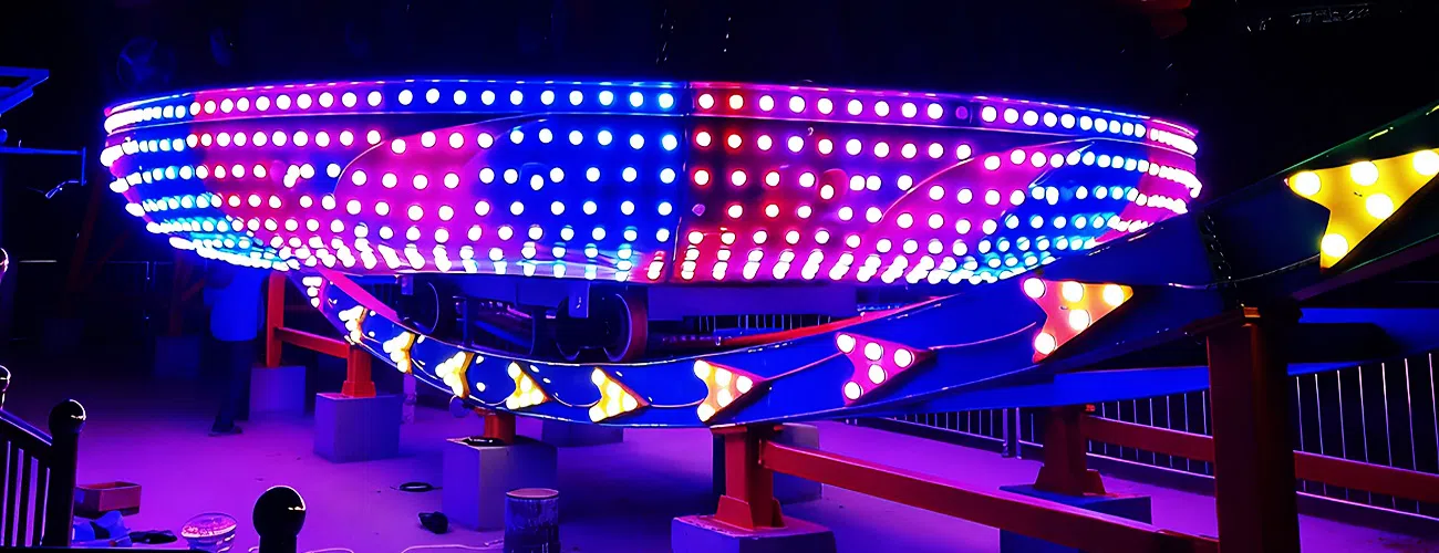 Аттракцион «Диско» от Beston Rides с кастомной иллюминацией успешно установлен. Невероятная игра света в ночное время.