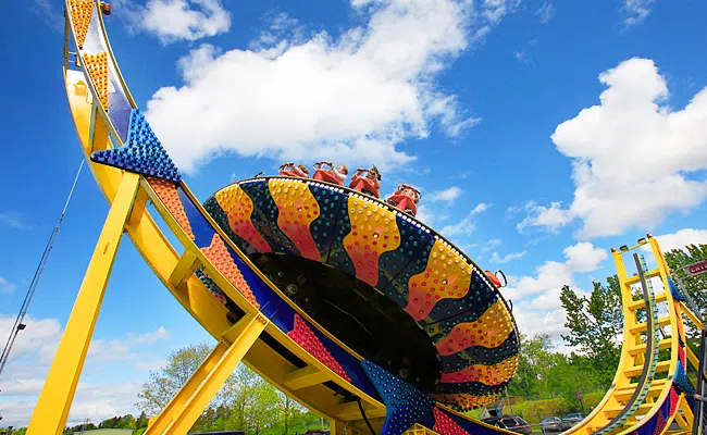 Аттракцион Диско выполнен в футуристическом обтекаемом дизайне