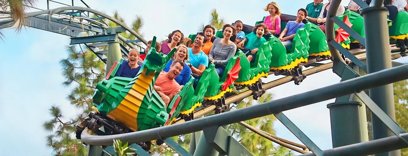 Аттракцион Дракон — универсальный магнит для восторженных взглядов и ярких эмоций: на фото видно, как люди самых разных возрастов искренне наслаждаются поездкой и проводят время невероятно весело.