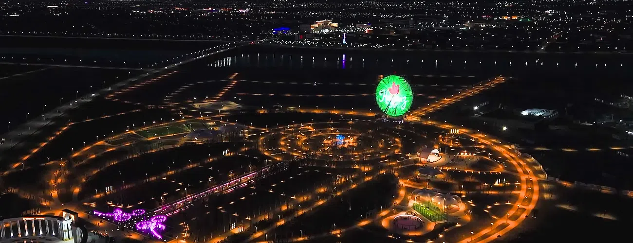 С приходом сумерек эта 50-метровая колесо обозрения величественно возвышается над Президентским парком, озаряя весь город своим нежным светом.